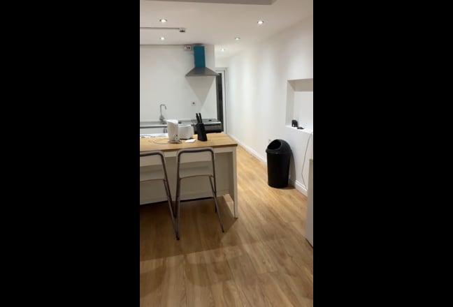 Studio Available Today New Malden Main Photo