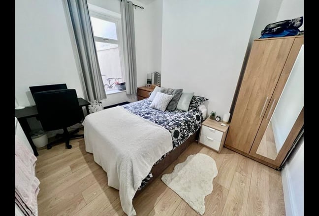 6 Bed Student House /Bills inc/Prime Location Main Photo