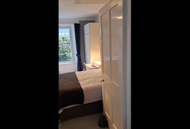 Large en-suite double for one quiet female.  Main Photo