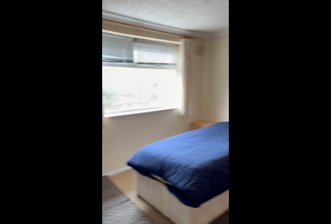 Large room in shared Redhill house Main Photo