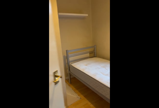 Single room near station and Roehampton Uni. Main Photo