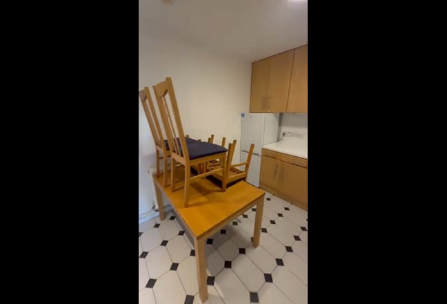 3 Bedroom Flat in Hadley Wood -next to the station Main Photo