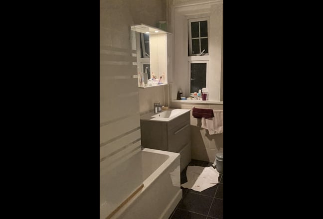 Spacious Room -tenant replacement Main Photo