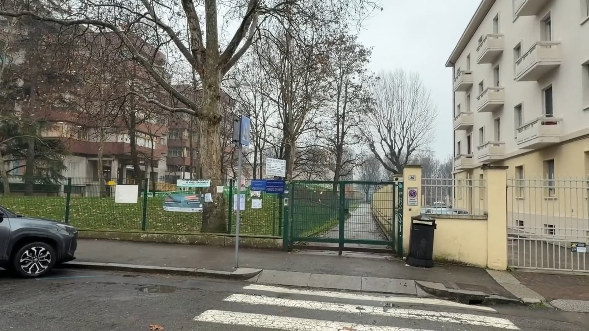 Rapina davanti a scuola: giovani accerchiano studente per rubargli un paio di guanti