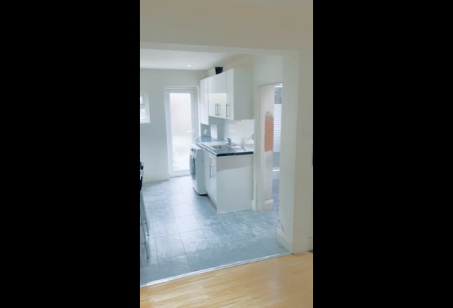 Modern 1 bedroom flat small private garden 📍RG1📍 Main Photo