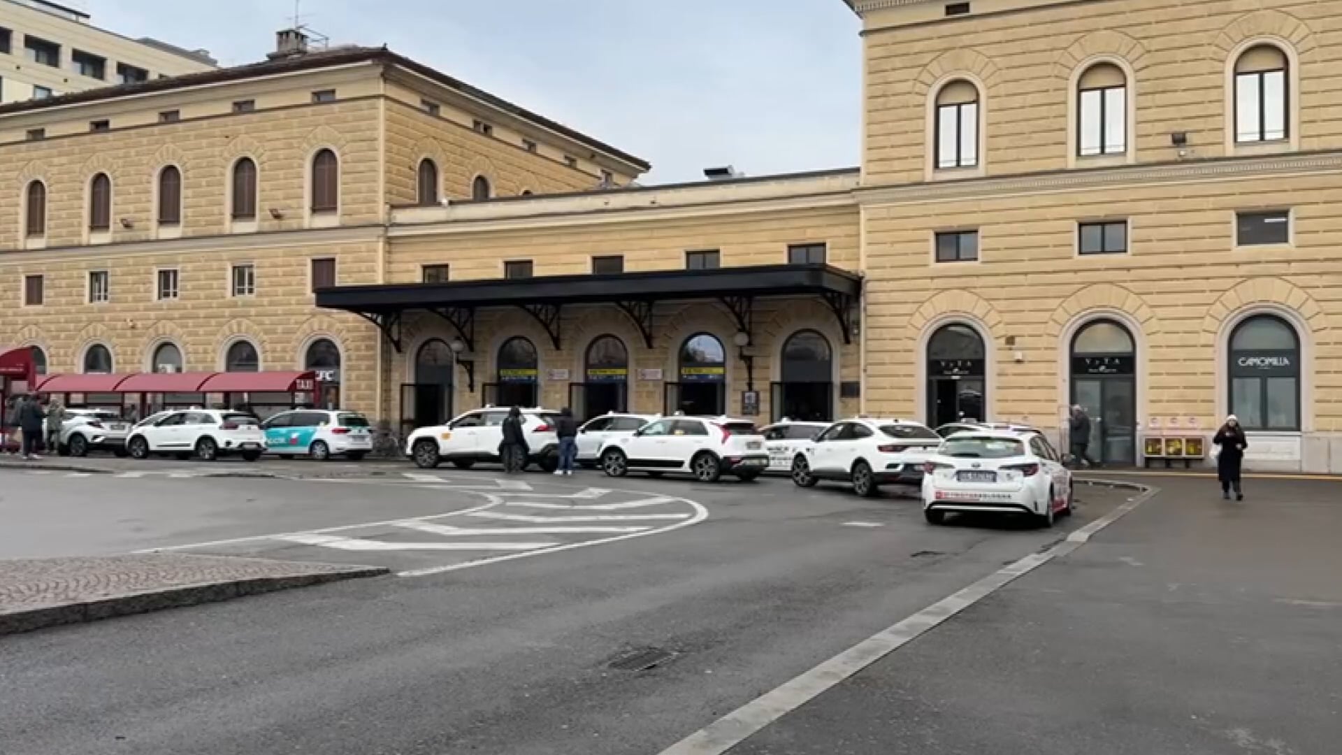 Giovane derubato e aggredito vicino alla stazione: arrestato 50enne