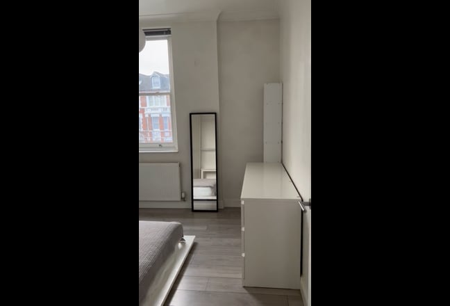 Double bedroom in modern flat  Main Photo