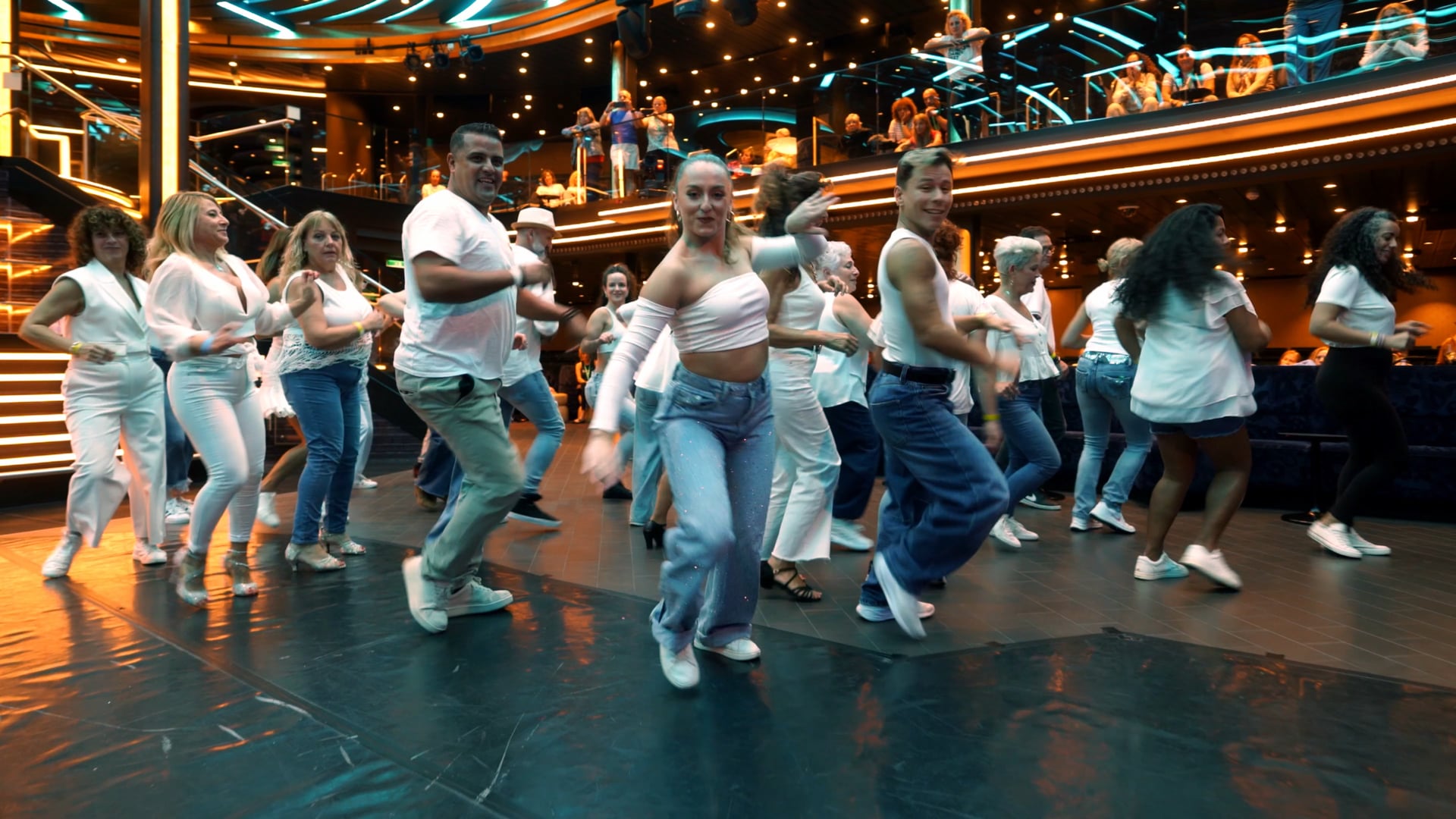 Crucero del baile - 100 años contigo ft Dani J