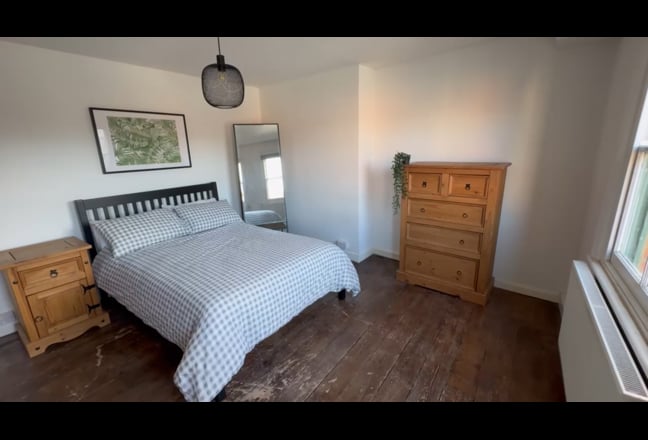 Bright and Spacious Double Room In Town Centre Main Photo