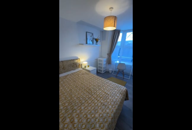 Double Rooms for Clean Professionals |Central Line Main Photo