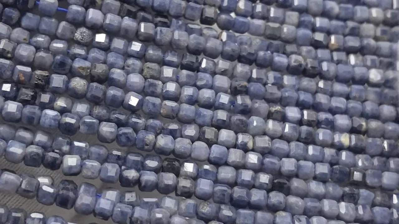 サファイア キューブカット2×2×2mm 1連｜天然石ビーズの卸問屋・通販