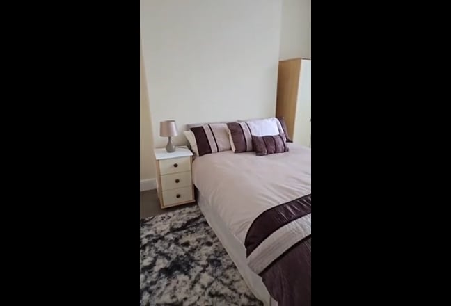 Large furnished double room with en-suite  Main Photo