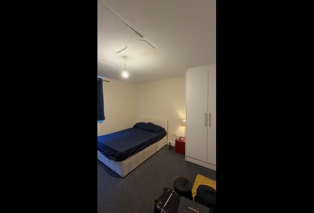 Roommate required - Double Ensuite Room males only Main Photo