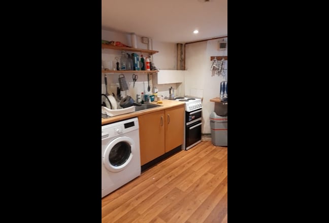 Room  Availablie in spacious house in great lo Main Photo