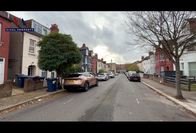Newly refurbished semi-detached house Main Photo