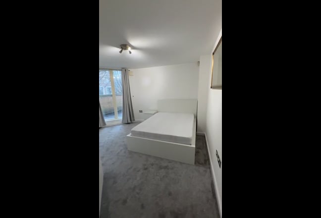 En-suite Double Room – Available Now Main Photo