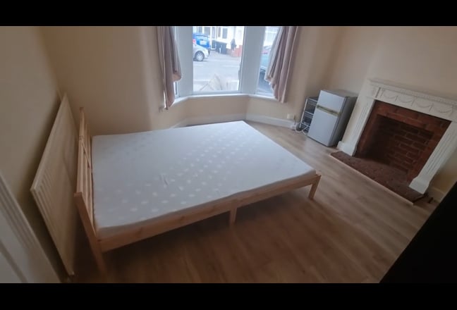 Spacious Double Room - Females Preferred (&pound;650 Pcm Main Photo