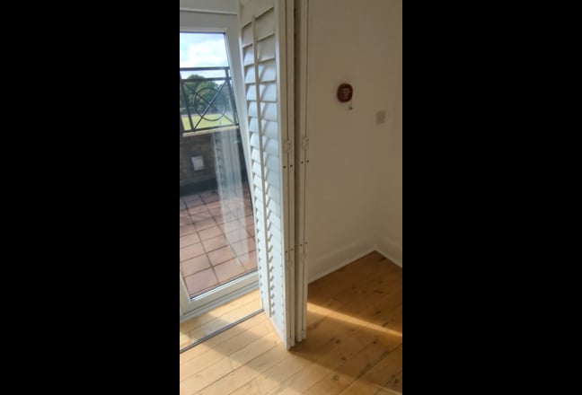 Top floor of huge Wapping townhouse, with family Main Photo