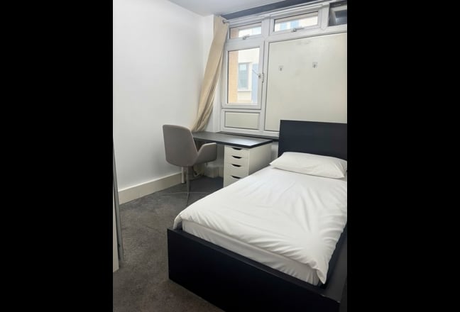 🌟 Clean,Modern Single Room in Friendly E14 Flatsh Main Photo