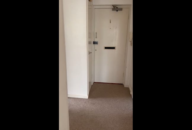 Sunny two bed, parking & garden, Winn Road Main Photo