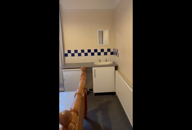 Large Double Room Available In All Male House Main Photo