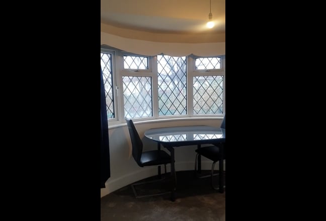 Spacious bright room all bills included Main Photo