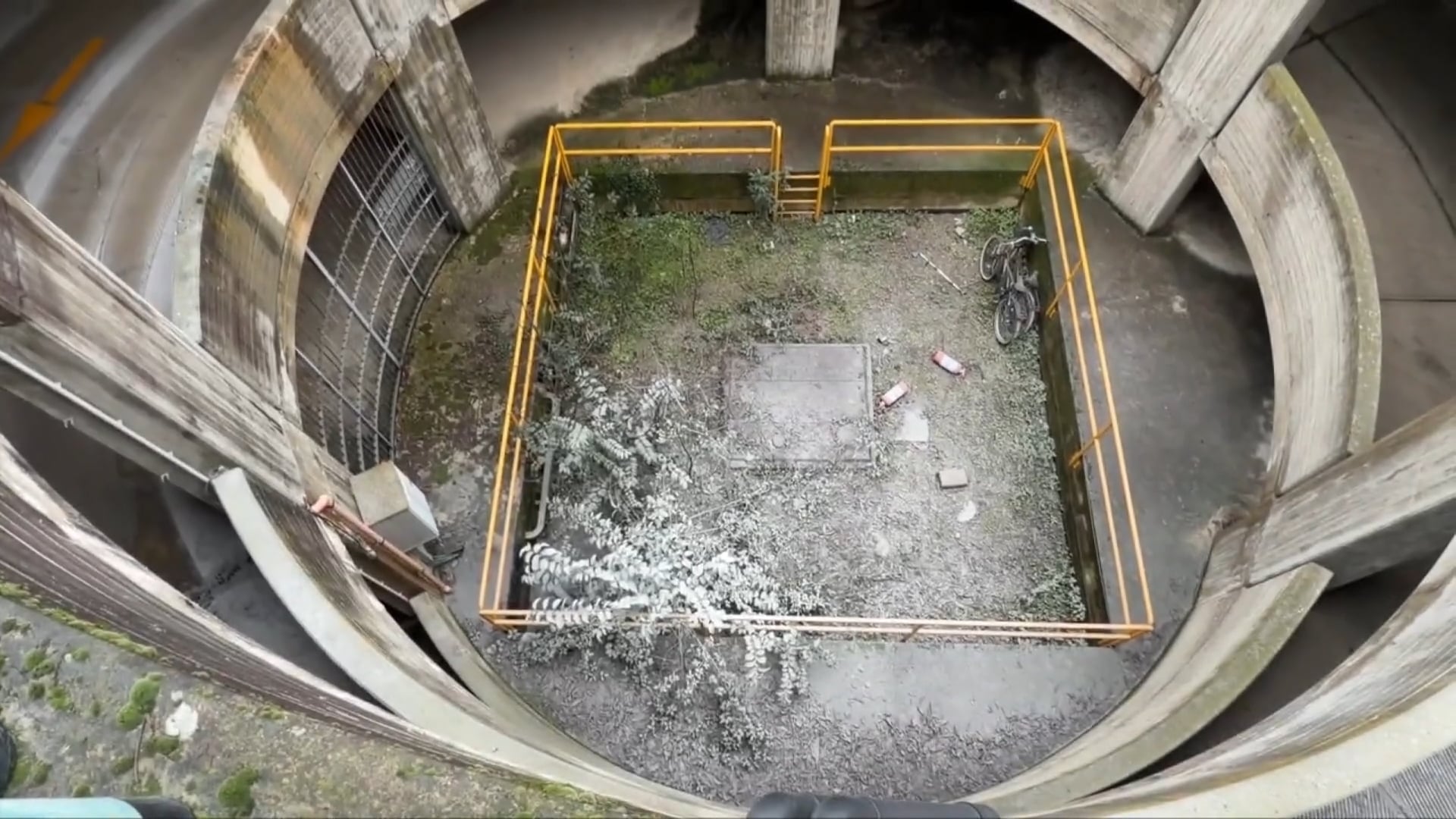 Danneggiamenti e vandali in azione nel parcheggio di Piazza della Pace
