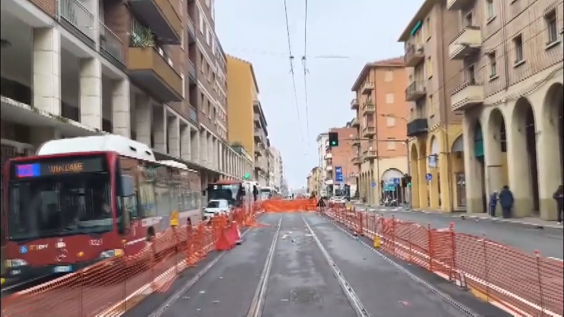 Metti un autobus fermo nell’unica corsia di via Saffi…