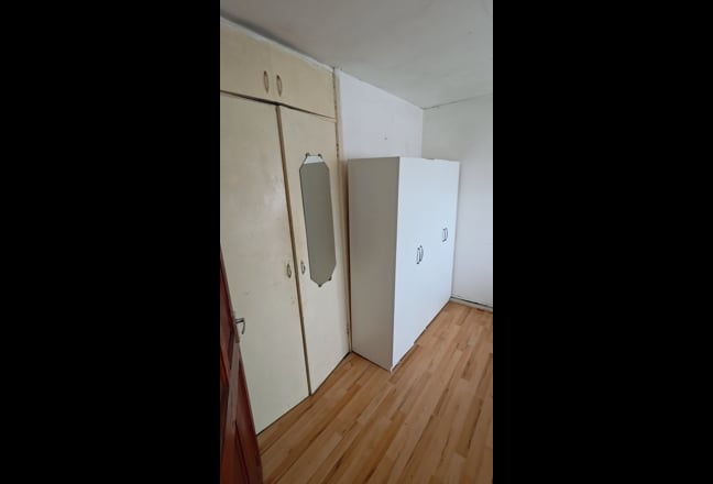 Double size bedroom available for rent. Main Photo