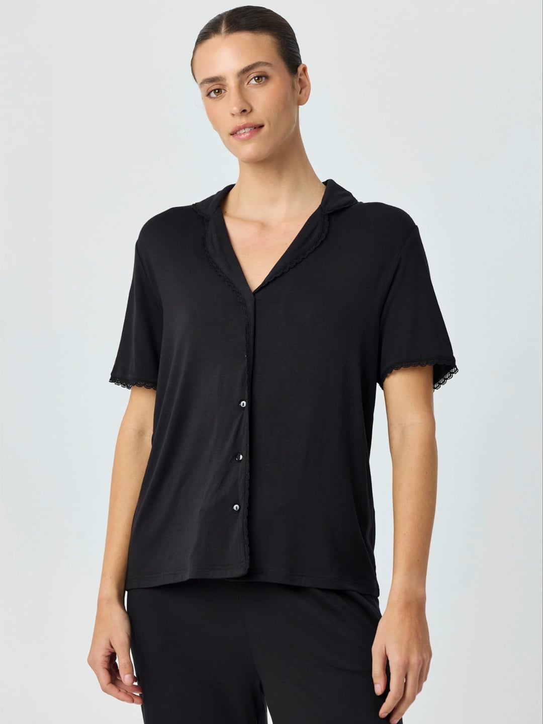 סט פיג’מה מכופתרת בעיטור תחרה עם כיתוב אישי