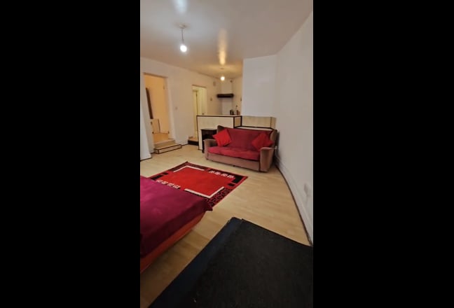 Spacious 1 BHK Flat - Thronton Heath Main Photo