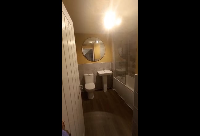 Spacious Double Room in Modern Riverside Townhouse Main Photo