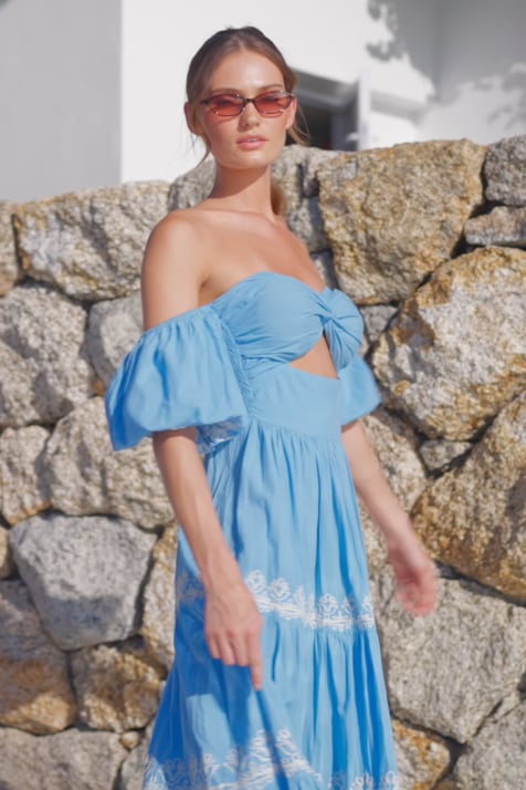 Vidéo: Robe Longue Oxane Off-Shoulder en Coton Brodé