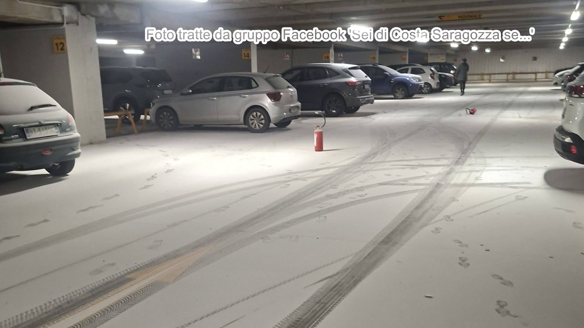 Cinquanta auto danneggiate e sette estintori svuotati nel parcheggio: denunciato un 16enne