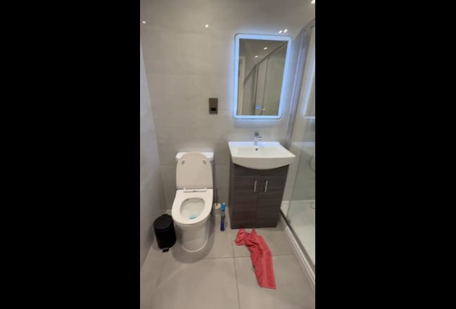 Studio-Style Room with Kitchenette – NW2 Main Photo