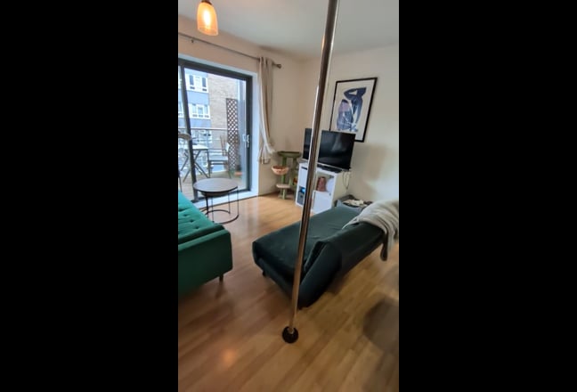 Balcony flat near mile end station Main Photo