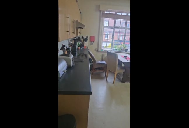 Large room with en-suite shower room and loo Main Photo