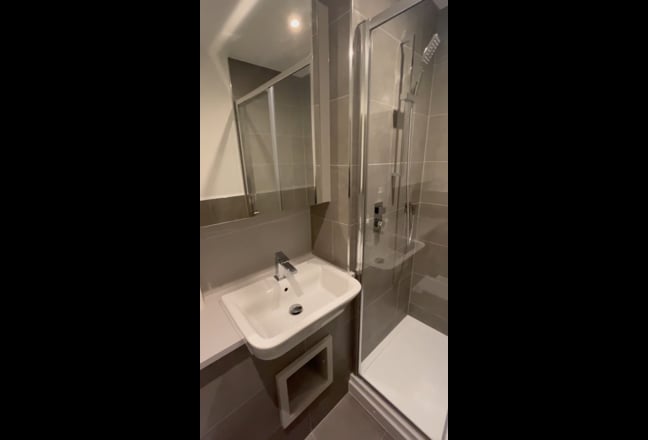 Spacious En-Suite Room available in Acton  Main Photo