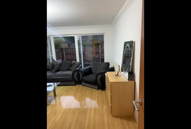 Bright Refurbished Double Room with En‑Suite Main Photo