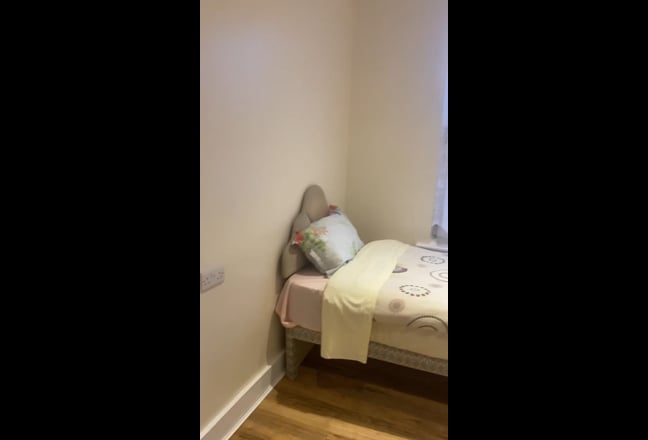 3 Rooms available - Short walk for bus / train Main Photo