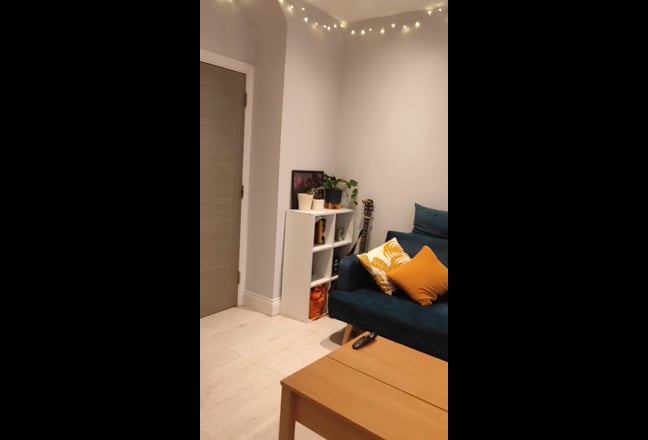 1 double room and 1 en-suite in a 3 beds flat Main Photo