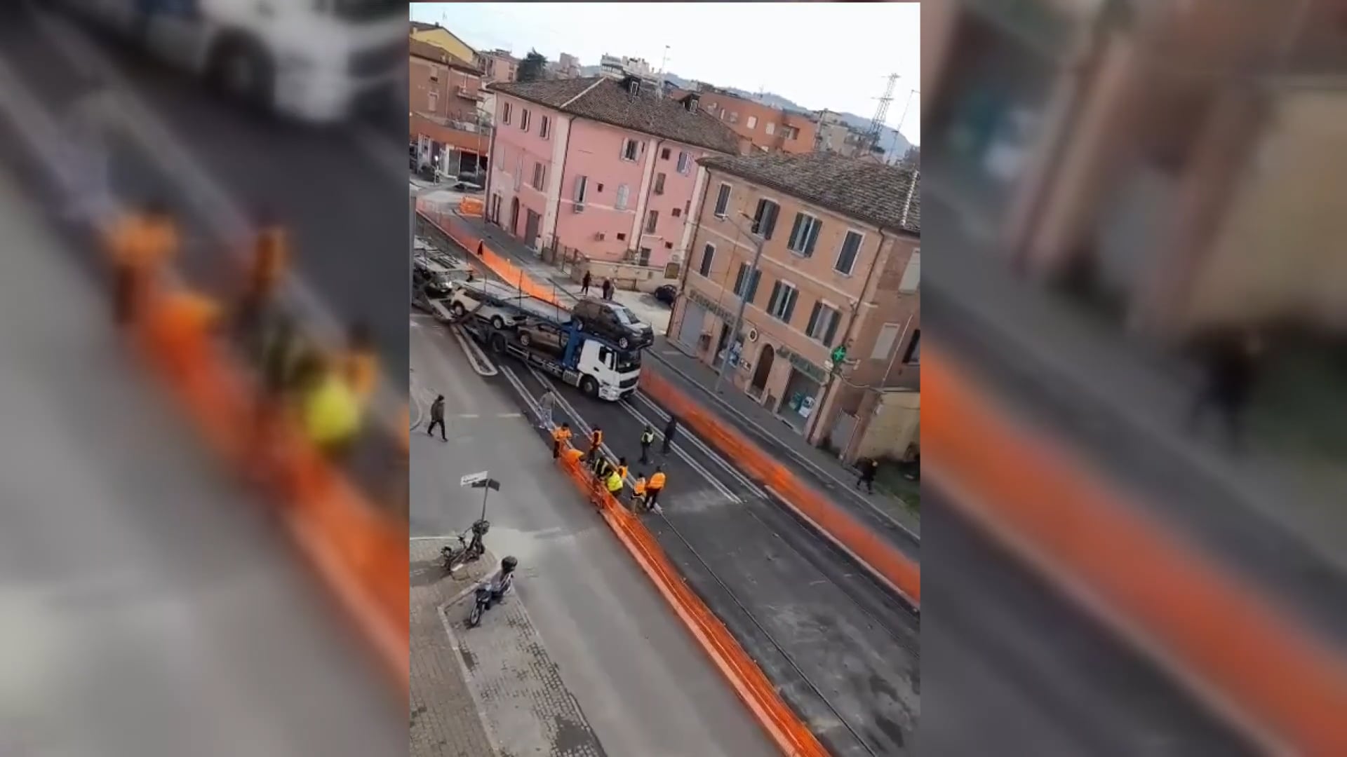 Bisarca resta ‘incastrata’ in via Emilia Ponente, traffico bloccato