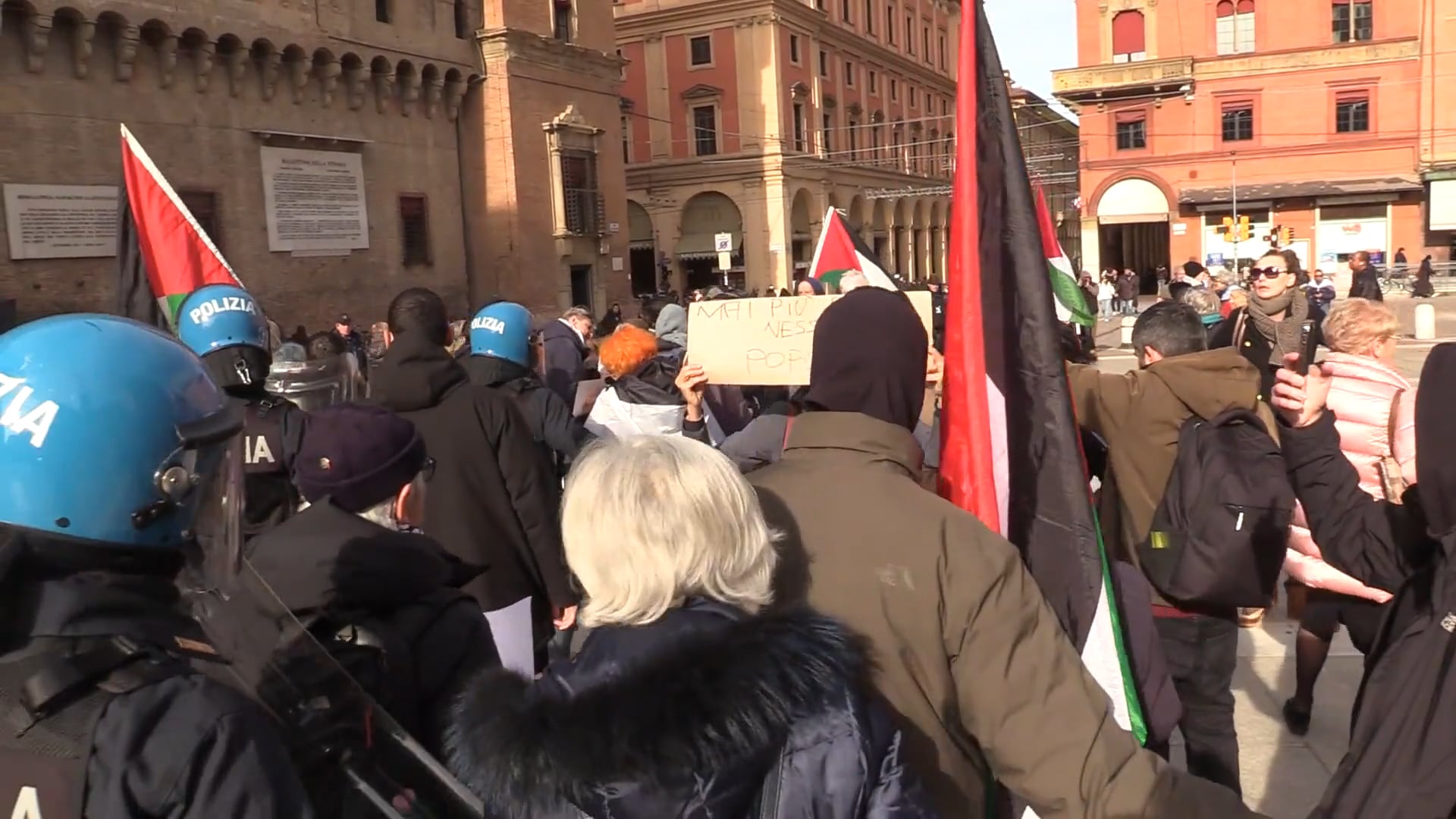 Protesta per Gaza alla cerimonia del Giorno della Memoria a Bologna