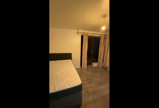 Sunny Room in clean house share  Main Photo