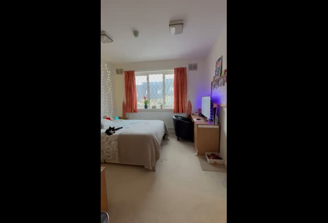 Bright double room with bathroom.  Main Photo
