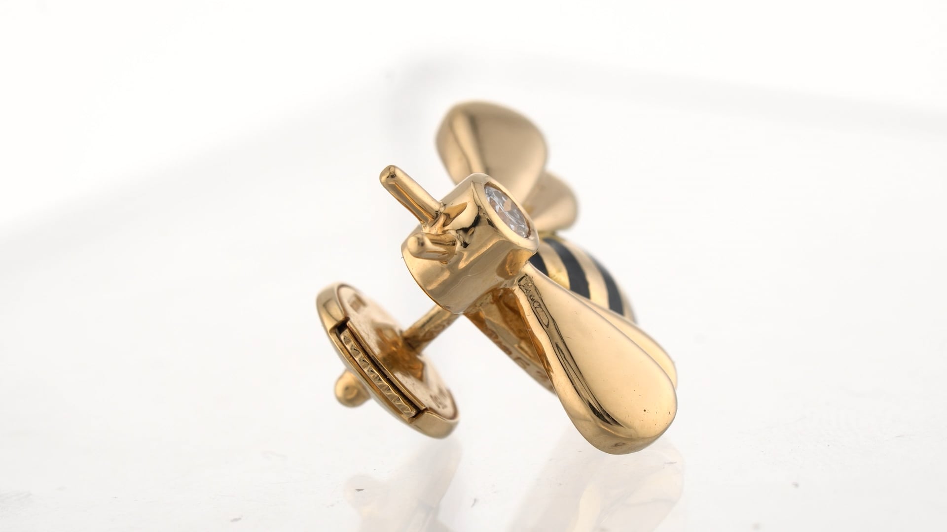 CARTIER Diamond Enamel 18k Yellow Gold Bee Pin Brooch For Sale at