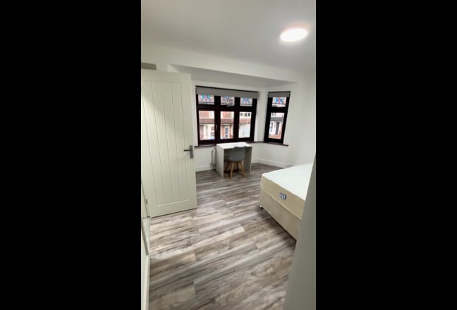 Watford Large, Modern En-Suite Room w/ Kitchenette Main Photo