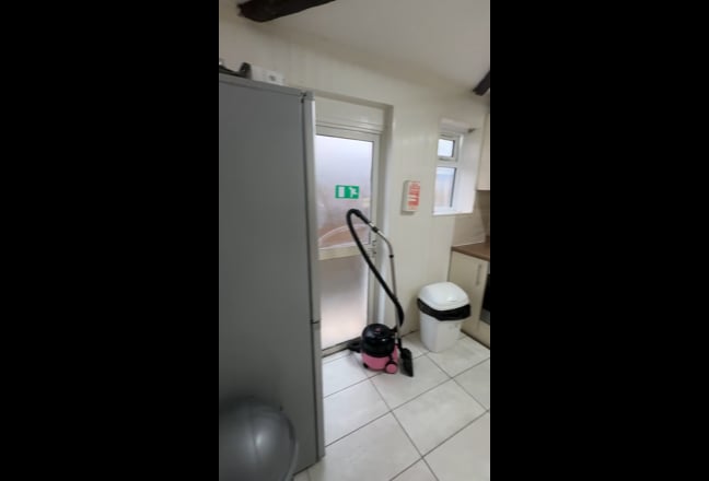 Large Single Room - East Acton W3 Main Photo