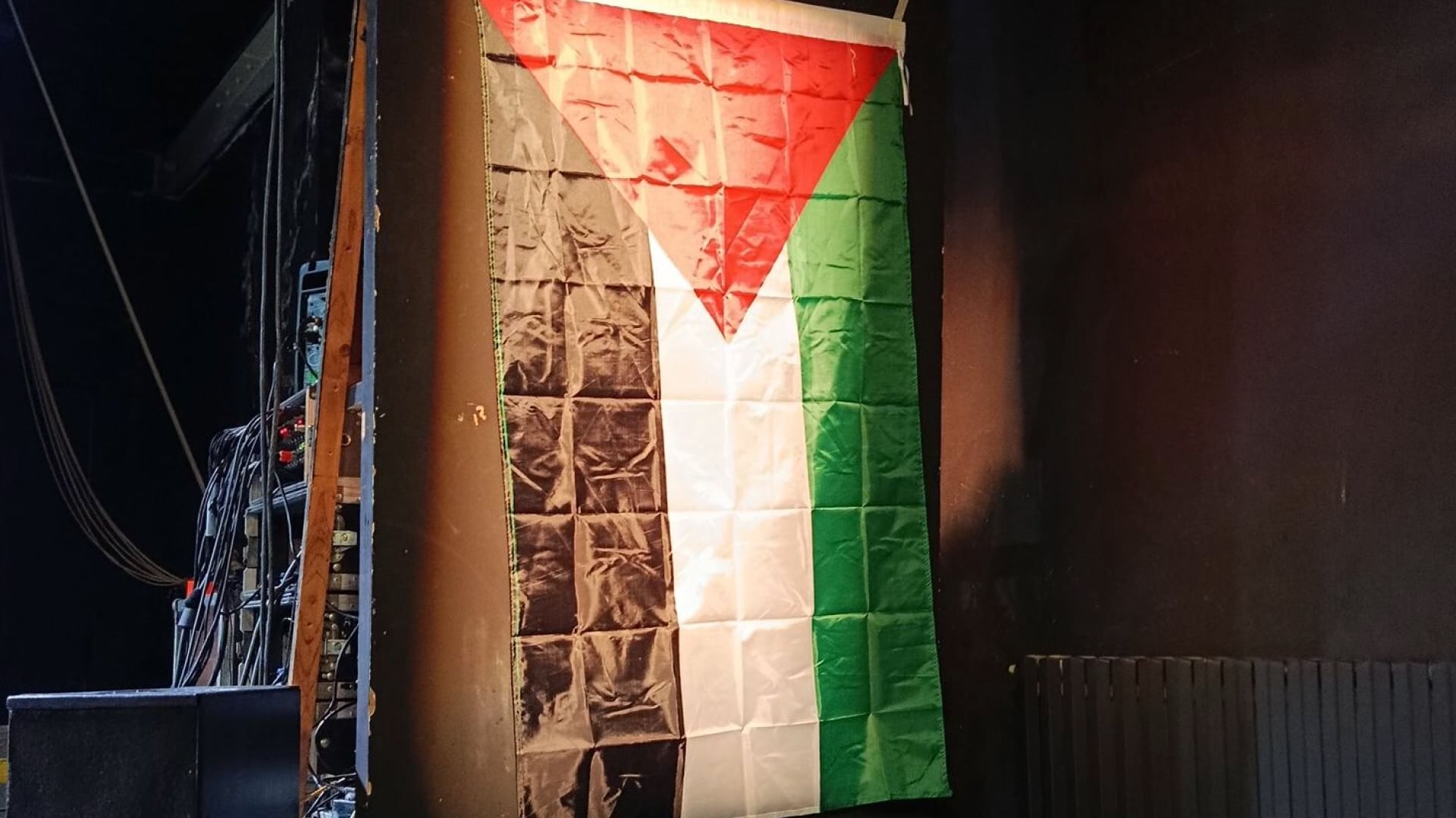 Bandiera palestinese sul palco del Tpo: band Usa annulla il concerto