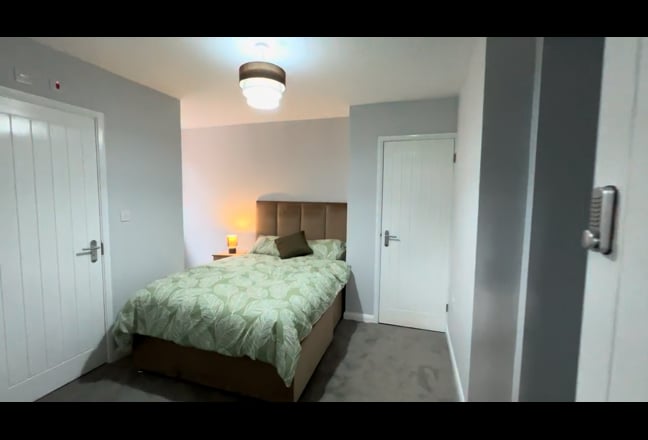 Stunning New Luxury En-suite Bedroom - Bills Inc Main Photo